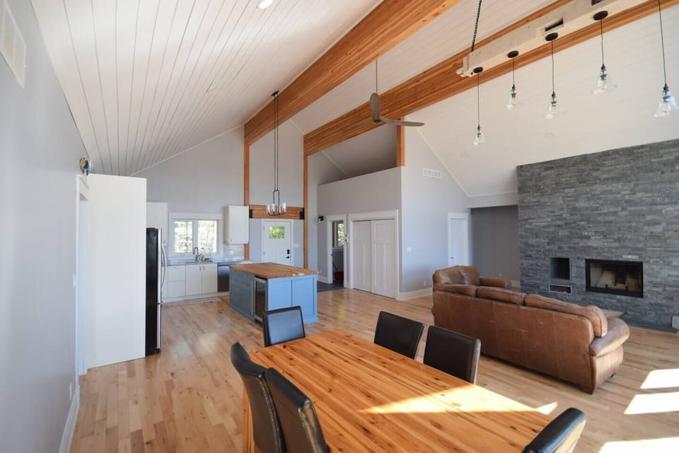 Dining area seats 6