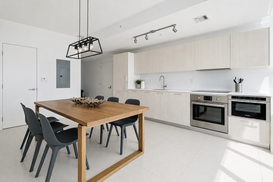 Bright kitchen and dining space, ideal for cooking, sharing meals, or enjoying a relaxed stay.