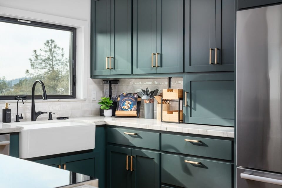 Come cook a meal in our mountain-themed kitchen, where pine green cabinets meet bright, sunlit vibes. Rustic charm with a fresh twist! ☀️