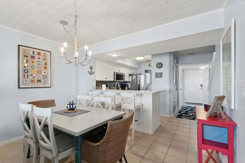 Dining Area & Kitchen