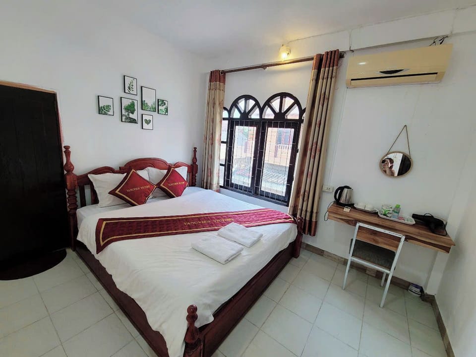 Basic Double Room, City View | Living area
