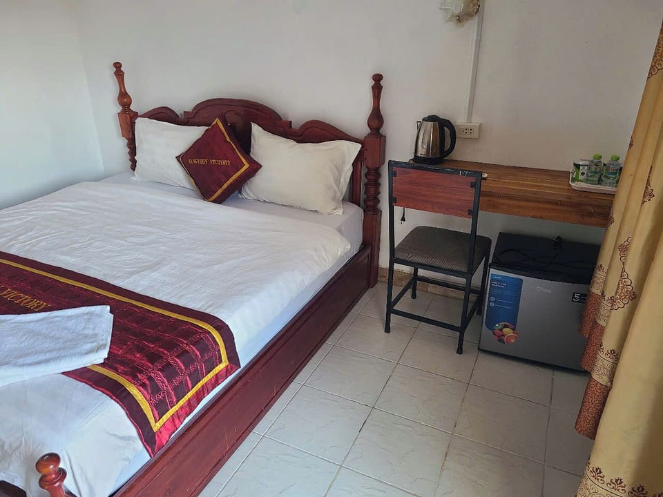 Basic Double Room, City View | Living area