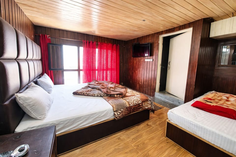 Family Double Room | In-room safe, desk, soundproofing, free WiFi