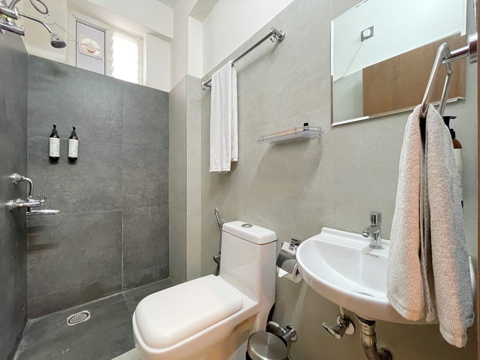 Twin Room | Bathroom | Shower, towels, soap, shampoo