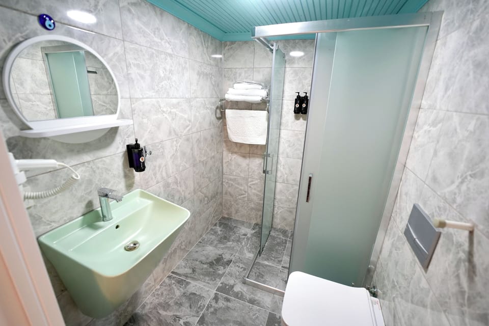 Economy Double Room | Bathroom | Hair dryer, bidet, towels, soap