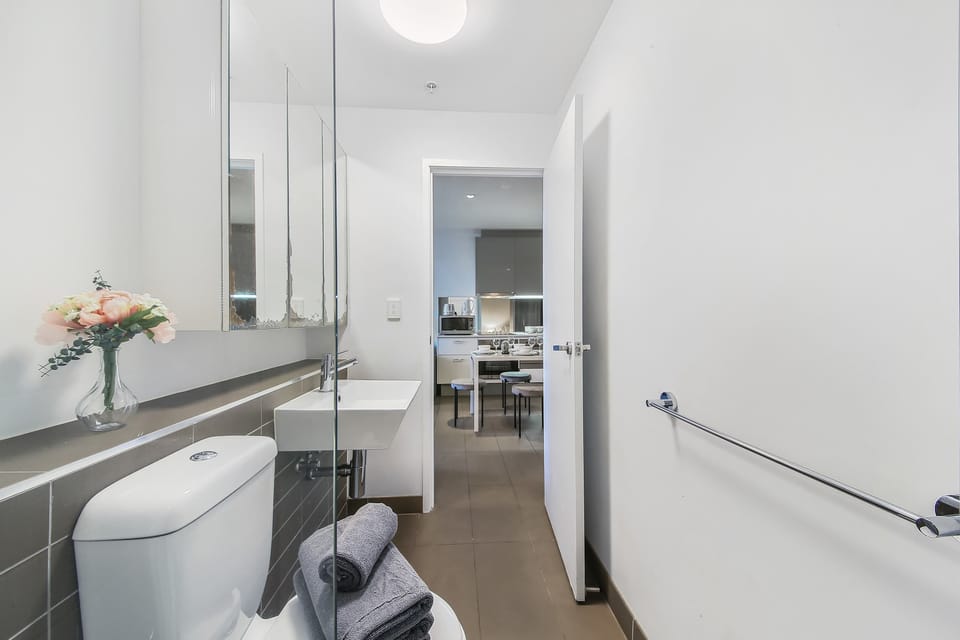  warm & cozy bathroom.
