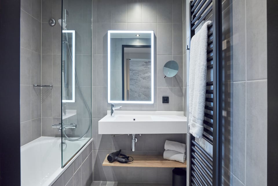 Apartment, 1 Bedroom (4 Guests) | Bathroom | Towels, soap, shampoo, toilet paper