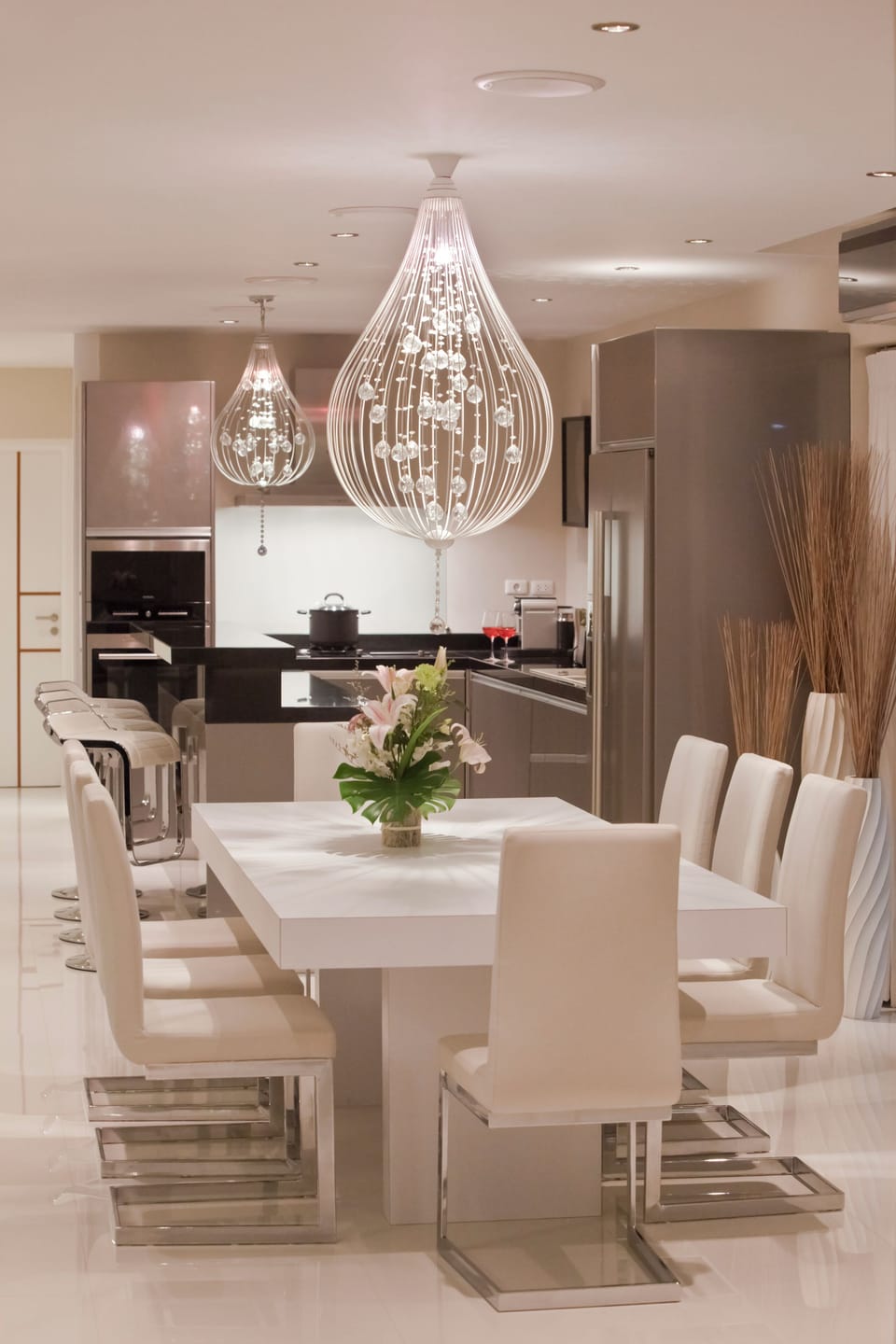 Dining table & Kitchen

