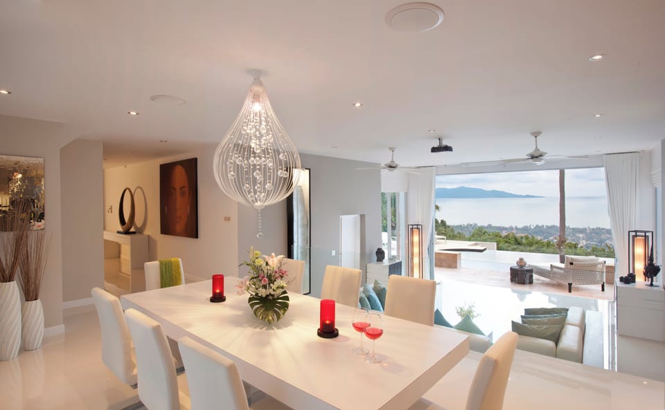 Dining Table & Lounge
