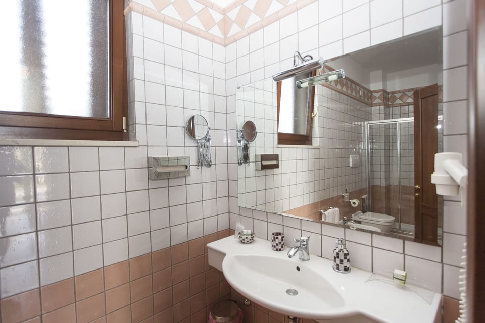 Shower, hydromassage showerhead, free toiletries, hair dryer