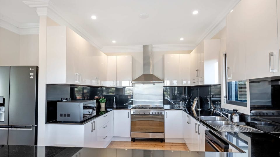 House | 6 bedrooms, desk, high-speed internet