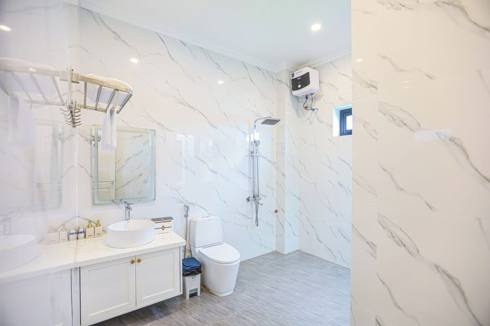 Deluxe Double Room | Bathroom | Hair dryer, slippers, bidet, towels