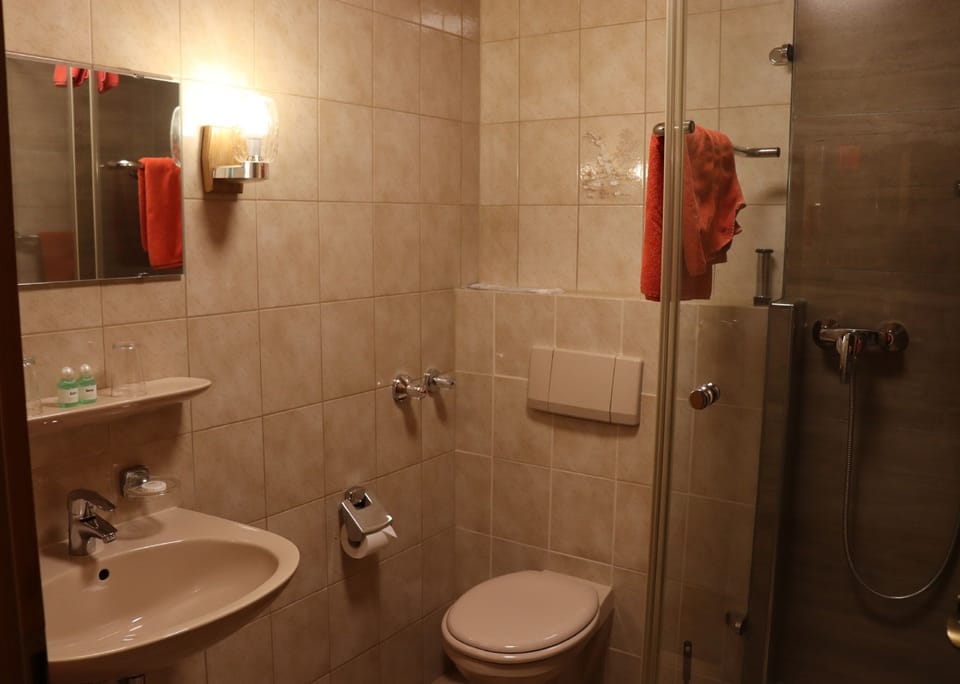 Double Room, Balcony, Garden View | Bathroom