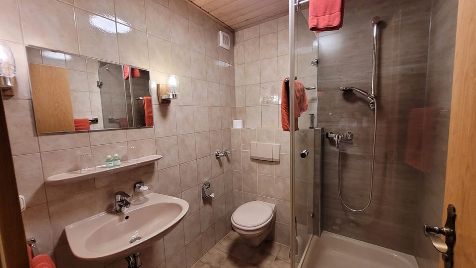Double Room, Balcony, Garden View | Bathroom
