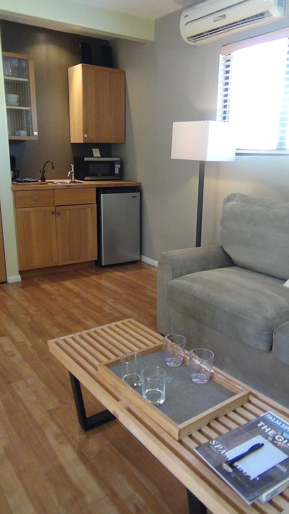 Deluxe Studio, 1 Queen Bed, Hot Tub | Living room | IPod dock