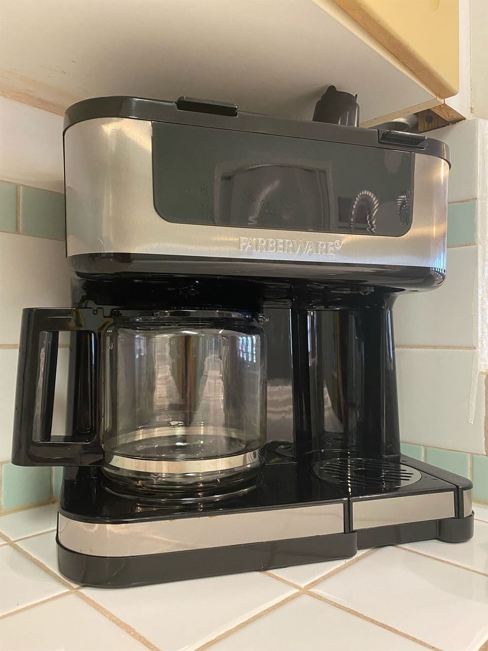 Coffee maker that has both traditional and single serve function. 