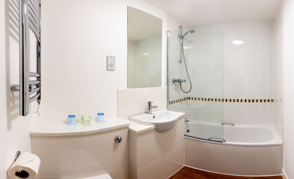Twin Room with Sea View | Bathroom | Free toiletries, towels