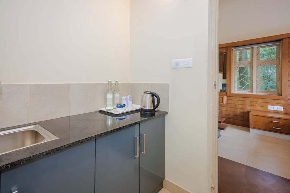 Executive Villa, 1 Queen Bed, Air conditioning, Garden View | In-room safe, individually furnished, blackout drapes