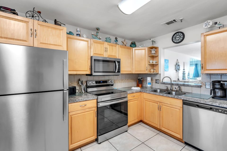 Condo, Multiple Beds (Sea Breeze 503) | Private kitchen | Oven, toaster