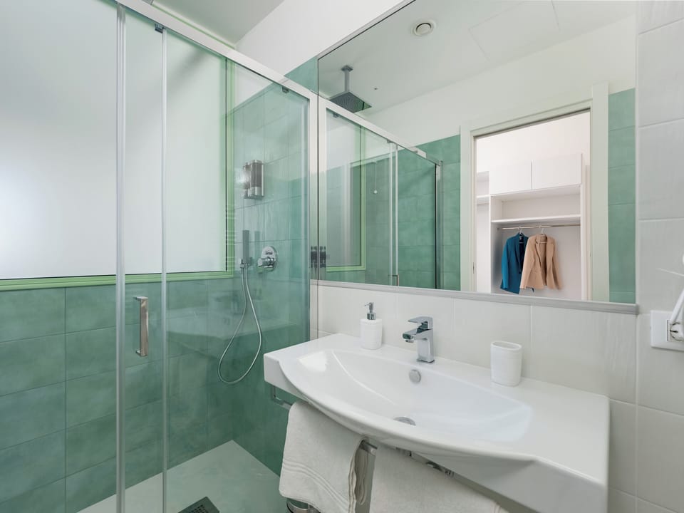 Comfort Double Room, City View | Bathroom | Shower, hair dryer, bidet, towels