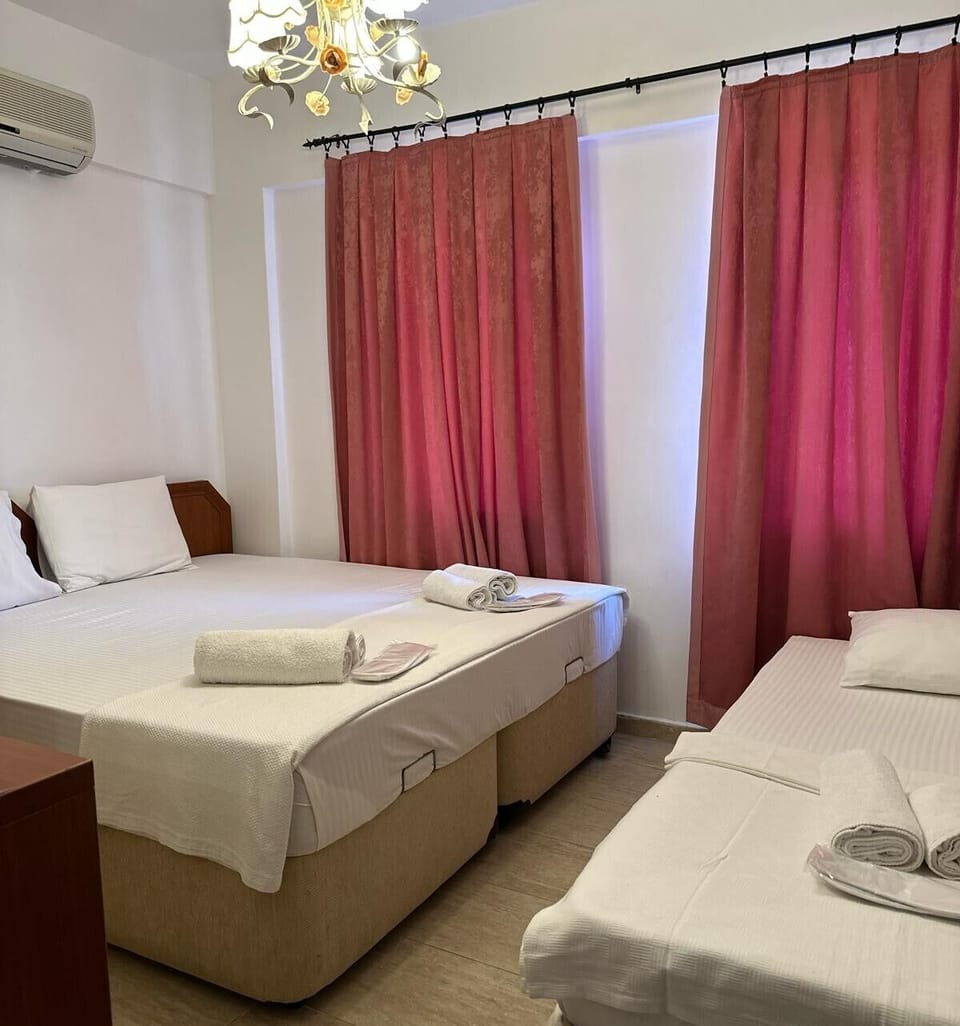Room | Desk, free WiFi