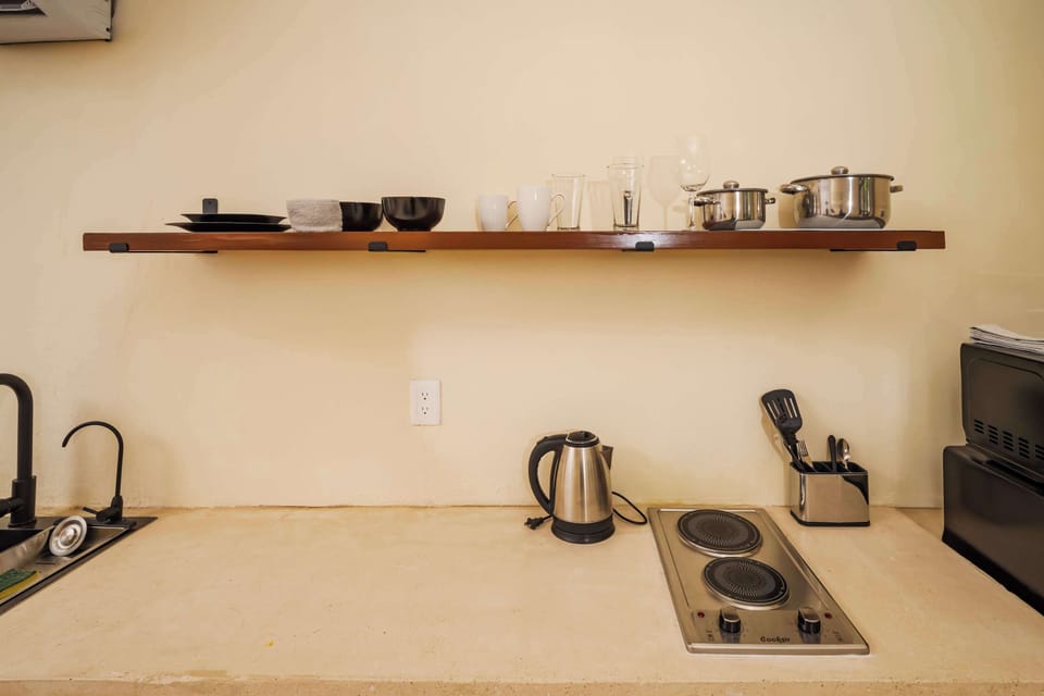 Contaras con tabla para picar utencilios de cocina y todo lo necesario para preparar el platillo que desees.