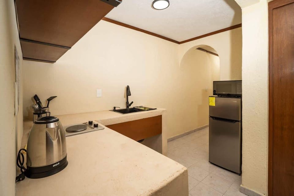 Your kitchen includes a fridge with freezer and microwave — perfect for anything from popcorn to storing your frozen meals ❄️🍿