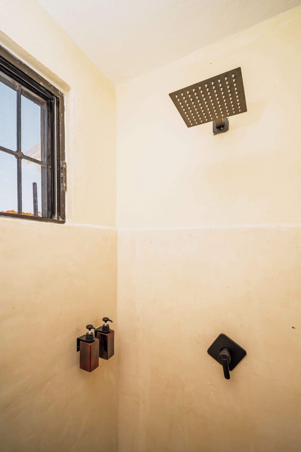 Regadera tipo lluvia y agua suavizada para una mejor experiencia en el baño.