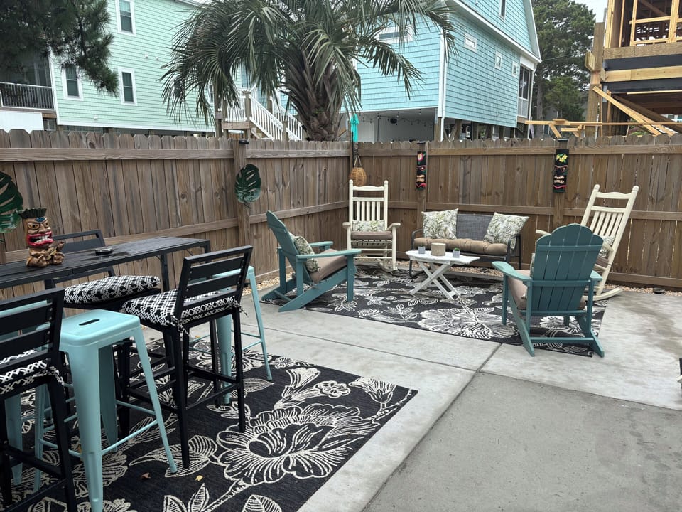 BACKYARD OASIS.  DINING FOR 8.  