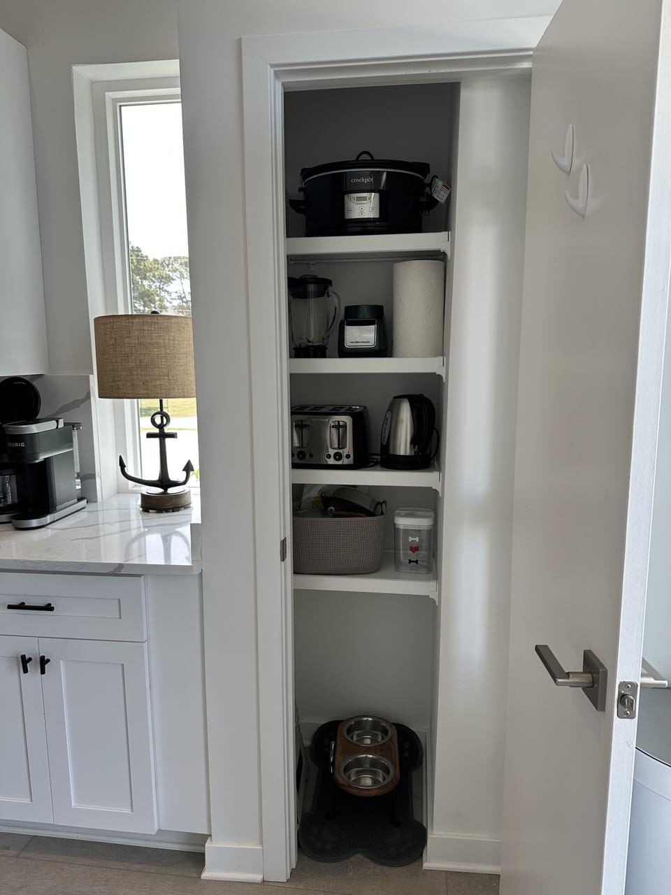 GALLEY AREA SHOWING ADDITIONAL APPLIANCES FOR GUESTS PLUS DOG BASKET AND DISHES