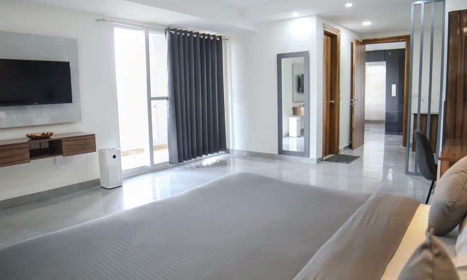 Studio, City View | In-room safe, desk, laptop workspace, blackout drapes