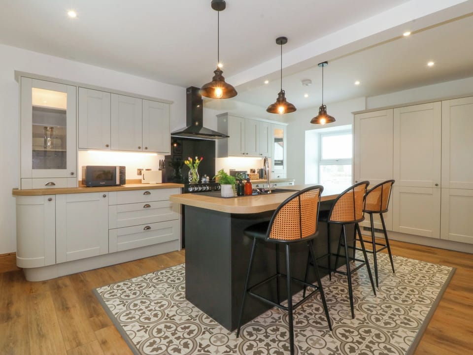 Fridge, microwave, dishwasher, cookware/dishes/utensils