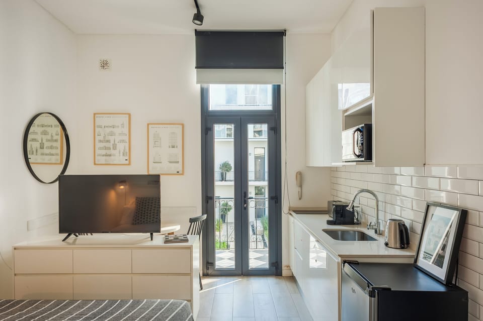 Deluxe Studio, Courtyard View | Iron/ironing board, free WiFi, bed sheets
