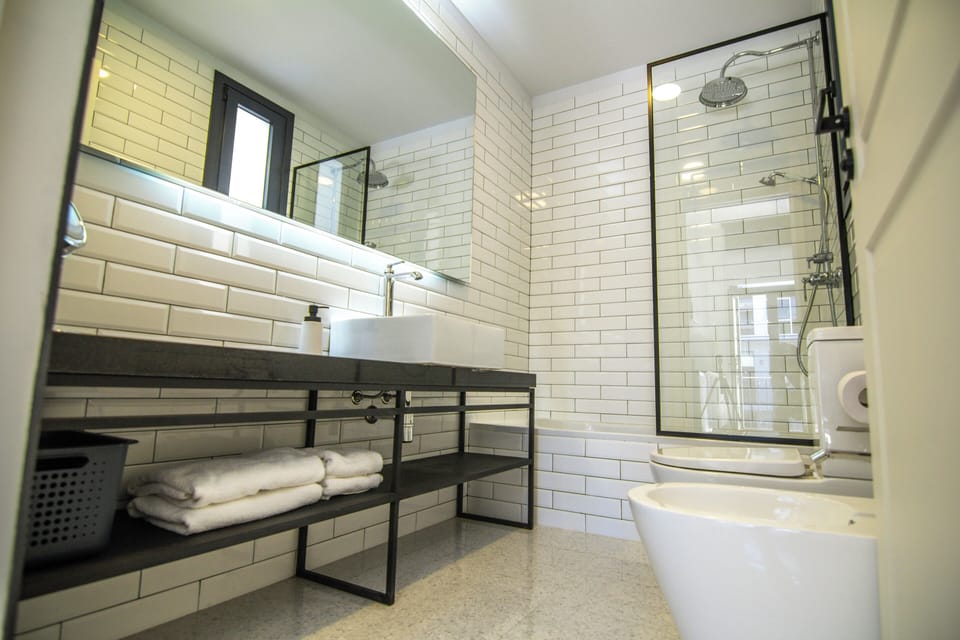 Deluxe Studio, Courtyard View | Bathroom