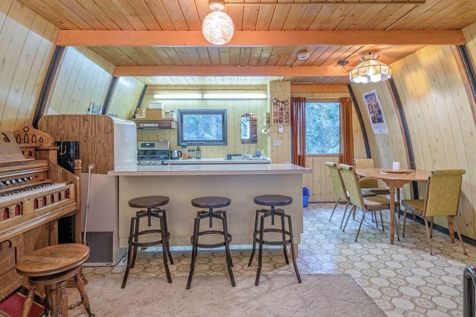 Kitchen Breakfast Bar & Piano 