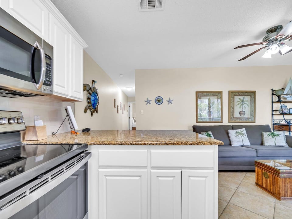 Condo, 1 King Bed with Sofa bed (Beachside Villas 613) | Private kitchen | Oven, toaster