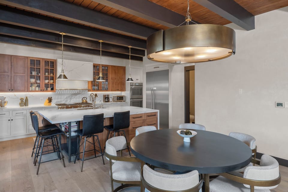 Comfortable dining table for 6 guests and 4 more at the large breakfast bar