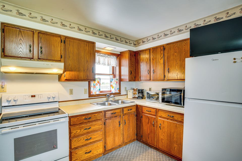 Kitchen | Trash Bags/Paper Towels | 1st Floor