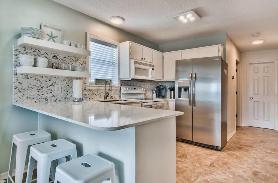 Condo, Multiple Beds (Beachside Villas 931- Mellow Waves) | Private kitchen | Oven, toaster