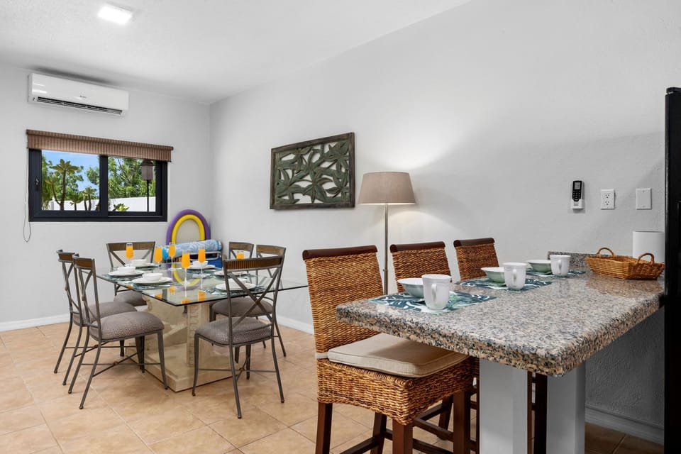 Dining and Breakfast Bar