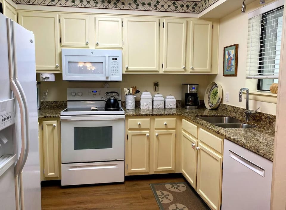 House, Multiple Beds (Gulf Winds East #36) | Private kitchen