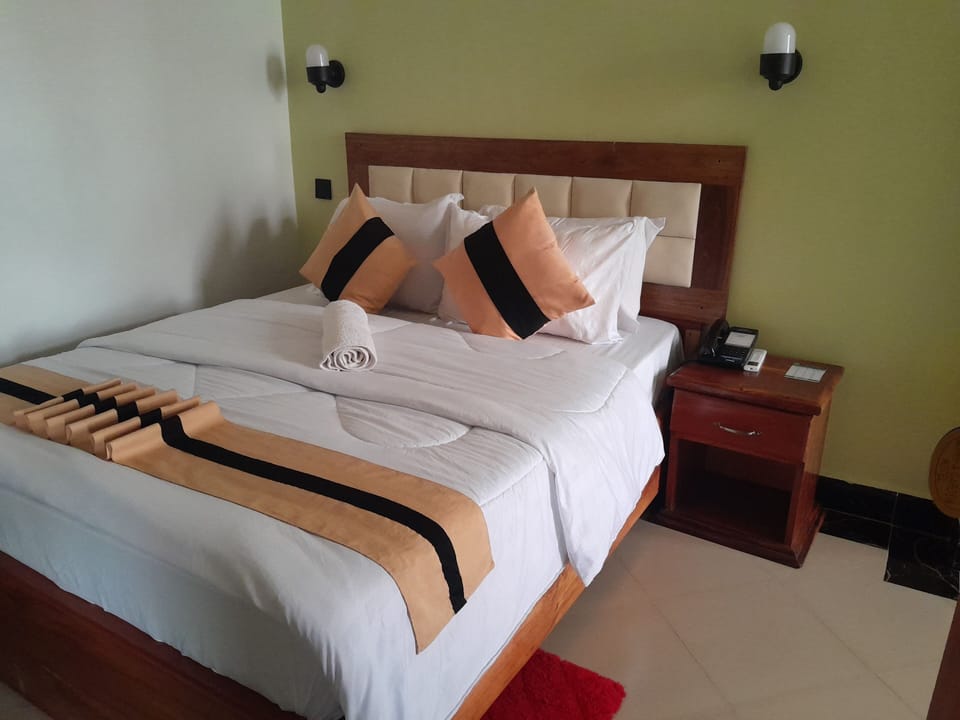 Standard Double Room, Garden View | Desk, laptop workspace, WiFi (free)