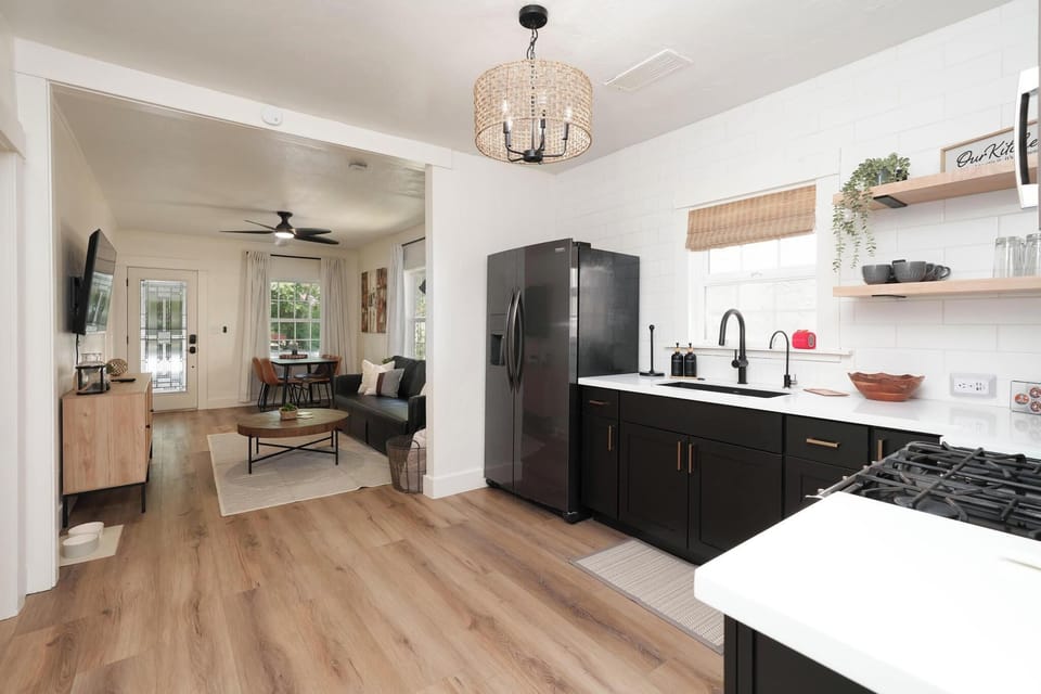 🍳 “Cook Like Home — Or Better!” Fully stocked kitchen with modern appliances and plenty of space to gather and graze.
