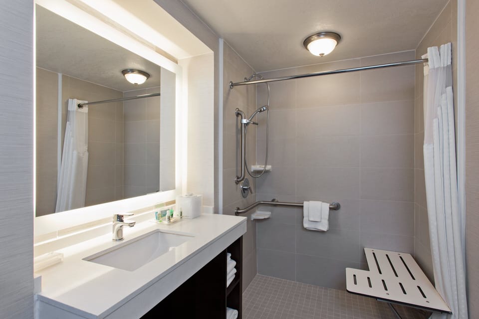 Combined shower/tub, free toiletries, hair dryer, towels