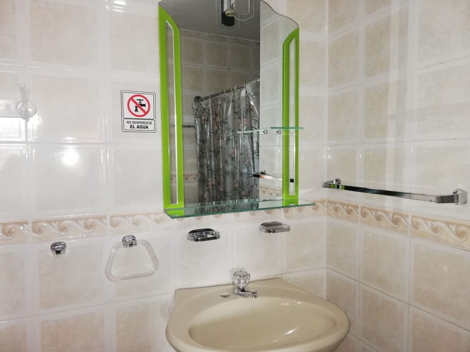 Shower, free toiletries, towels