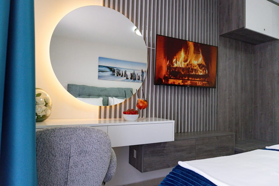 Deluxe Triple Room, Balcony, City View | In-room dining