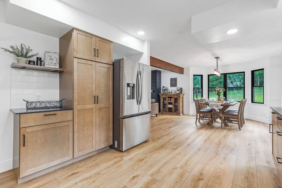 This kitchen is sure to impress the 'Master Chef' in your group. Fully-stocked and ready for you to make any culinary master piece!