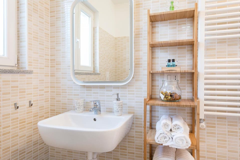 Shower, free toiletries, hair dryer, bidet