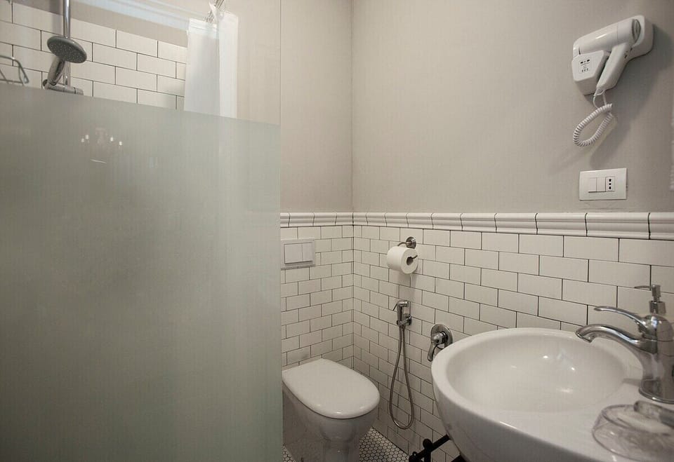 Double Room, Ensuite | Bathroom | Shower, hair dryer, towels