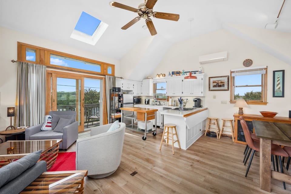 Open concept living, dining and kitchen